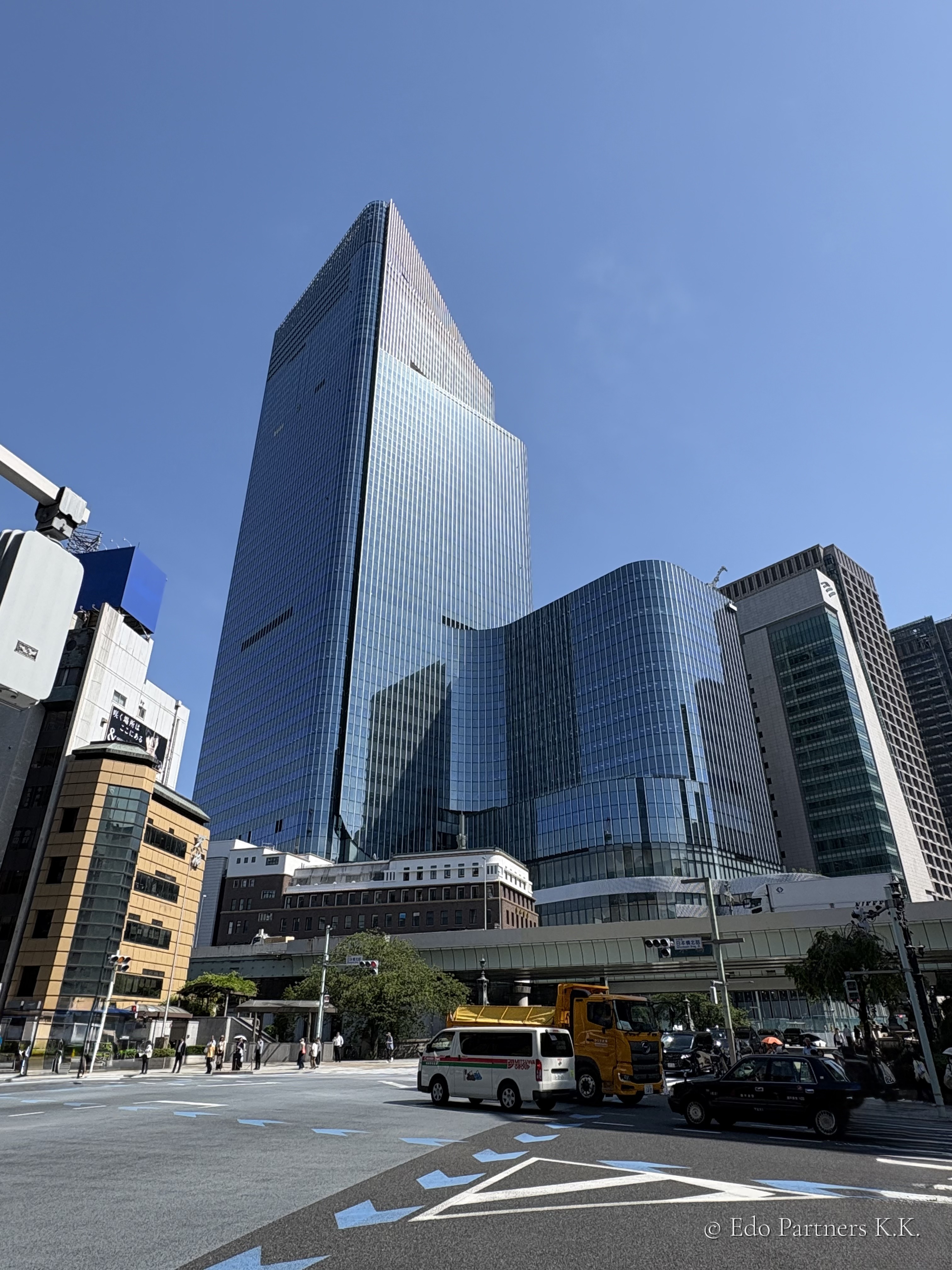 Tokiwabashi Tower, with Torch Tower under construction beside it